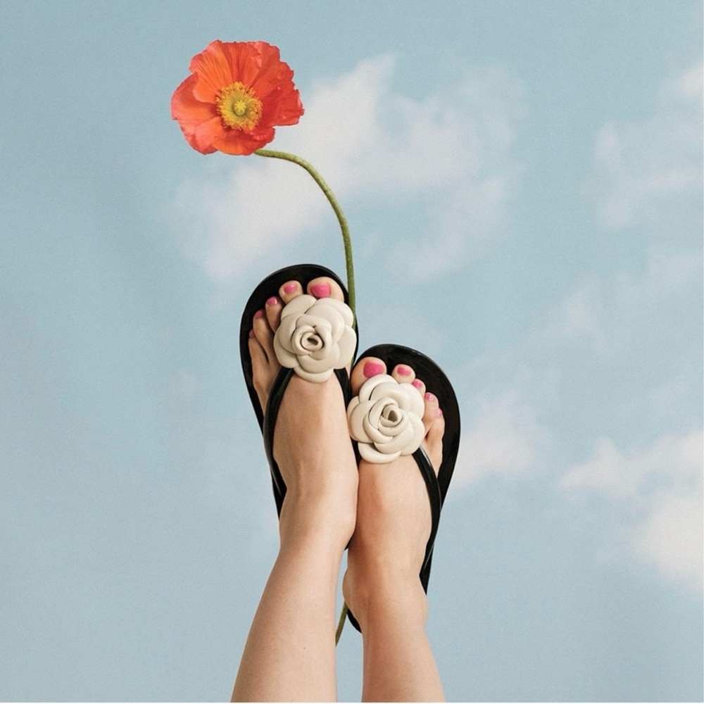 Frances Valentine Black/Oyster Floral Gardenia Flip Flop Sandal Size 10